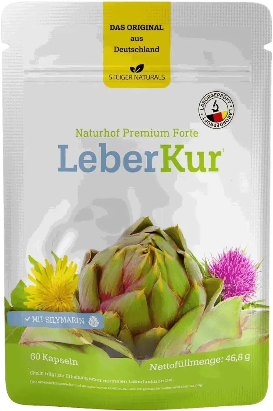 Freigestellter Packshot des Standbodenbeutels, weißer Hintergrund, 2000 × 2000 px. Aufdruck deutsch: „Naturhof Premium Forte LeberKur“, „60 Kapseln“, „Nettofüllmenge: 46,8 g“, gelbes Feld „Das Original aus Deutschland · Steiger Naturals“, rundes Siegel „Laborgeprüft“, Banner „Mit Silymarin“, Fußnote „Cholin trägt zur Erhaltung einer normalen Leberfunktion bei.“ Unten Artischocke, Löwenzahn- und Mariendistelblüte. Ohne Vergleich.org-Siegel (freigestellte Fassung von testsieger-leberkur.de/leberkur/beutel-cut.webp, 700 × 1053 px, Steigers eigene Seite).